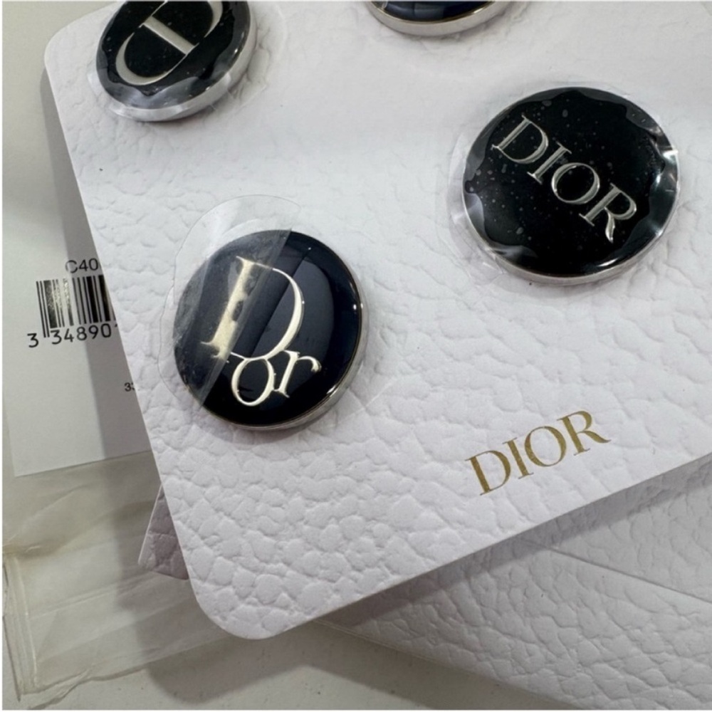 Dior beauty gift pin set - Picture 6 of 7